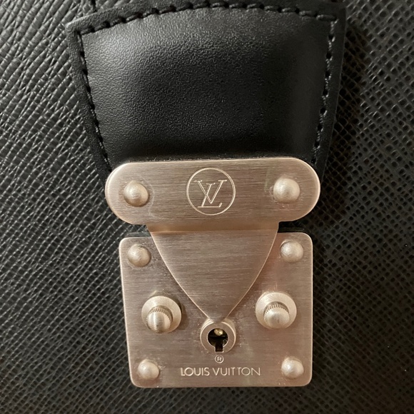 VINTAGE LOUIS VUITTON BLACK TAÏGA LEATHER PILOT BRIEFCASE - Picture 2 of 16